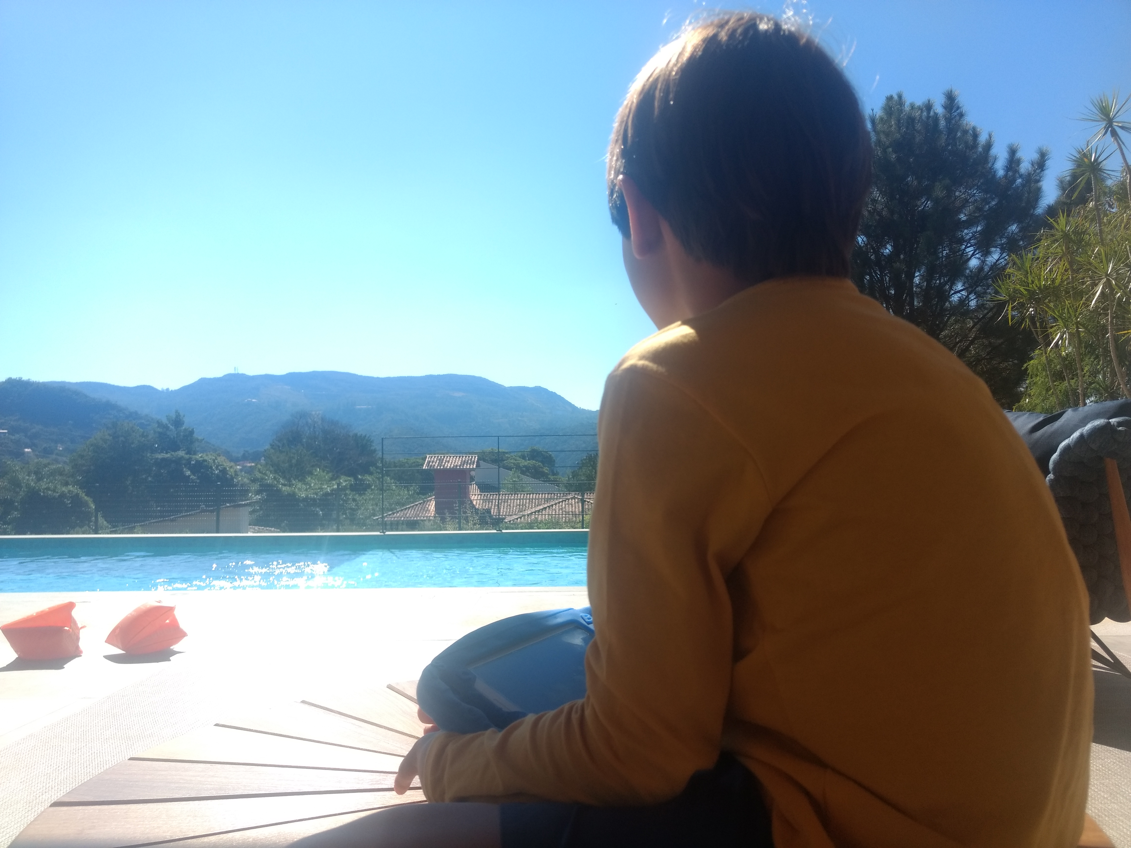 Sim, ele parece Autista!